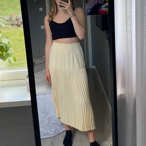 Kjol - Säljer denna kjolen som jag fått förra sommaren men som inte riktigt är min stil, prislappen är kvar. Stl 36, säljer den för 70kr+frakt!! Hör av dig vid fler frågor🤍🤍