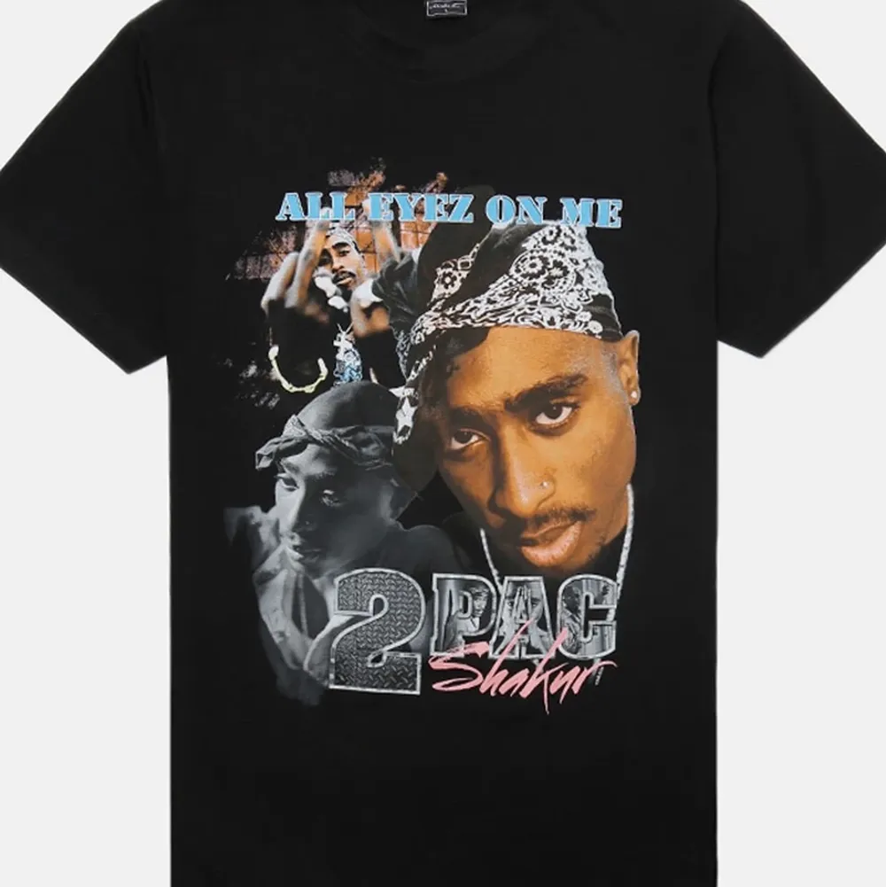 Cool tupac tshirt i storlek M (unisex). Säljs pga att den inte kommer till användning och är därmed i nyskick! Pris kan diskuteras 💕. T-shirts.