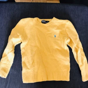 Ralph Lauren Tröja - Gul stickad Ralph Lauren tröja, Använd ca:2-3gånger. Frakt är gratis!📦 Tar enbart swish💸 Skickar endast📬