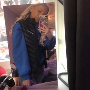 PeakPerformance väst  - Säljer min svarta peak väst nu i storlek xs, västen e i ett bra skick och har inga hål eller slitningar ❣️