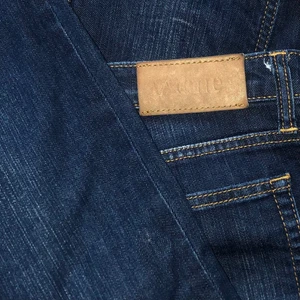 ACNE LOW WAISTED STRAIGHT JEANS - Ett par dark wash acne jeans som inte kommit till mycket användning tyvärr då det är lite stora på mig runt midjan. Bra skick och super trendiga!🤩 Straight leg och low waisted märkes jeans. Jag är 170cm🥰 