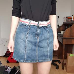 Denim jeans kjol från 90-talet! Använt ett par gånger men fortfarande i bra skick. 