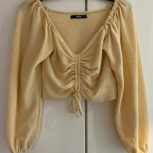 Topp - Jätte fin ljusgul topp, använd 1 gång. Köparen står frakten 🌸