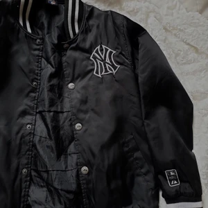 Majestic Yankee Varisty Jacka - En så gott som ny trendig varisty jacka från Majestic,Yankee.                                                                            Storlek S/M                                                                          