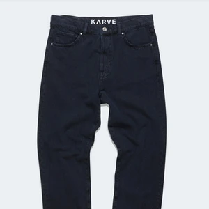 Karve Girlfriend jeans  - ett par skitsnygga gråsvarta jeans från Karve! modellen girlfriend high rise. de sitter jättebra på mig som är storlek 34/36. pris 200 kr inkl frakt 🖤