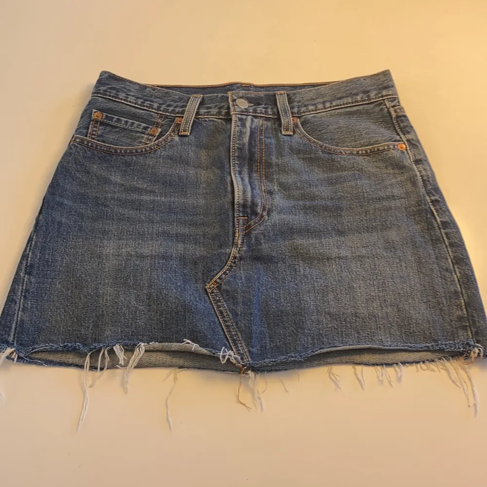 Jeans kjol from Levi’s med frans kant i fint skick. . Kjolar.