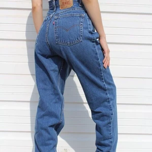 Levis 550 vintage - Säljer mina levis 550 vintage jeans i bra skick pga aldrig använda. Köpta för 400kr seconhand knappt använda sen dess. Bild 1 är lånad för att visa passformen, färgen är något mörkare vilket syns på bild 2 & 3. Storleken är 8 vilket motsvarar storlek 38. Jag brukar vanligtvis ha 36-38 och de passar mig bra. Benen är långa och går ner över fotknölarna på mig, jag är 174cm lång. Köparen står för frakt.