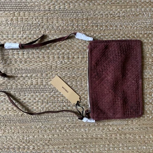 Whyred Big Alana Suede - Helt oanvänd väska Alana Big Suede mocka, färgen heter Bitter Chocolate. Mått: 29x20. En större version av klassiska axelremsväskan Alanya. Justerbart axelband och ett band för handleden. Ett innerrfack. Stängs med dragkedja. Nypris 1800kr.