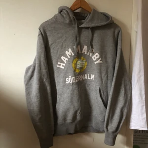 Vintage Hammarby Hoodie - Vintage Hammarby Hoodie som tyvärr är för liten för mig! I gott skick. Herrstorlek M. Fraktar spårbart för 66kr eller ses i slussen (Stockholm)