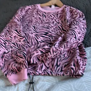 En rosa tröja från hm som ja aldrig andvänt i storlek m