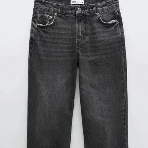 Zara jeans - Säljer ett par mid Rise jeans från zara. Passar mig i längden (är175 cm) knappt använda. Fint skick och bra längd. Budgivningen börjar på 100 kr 