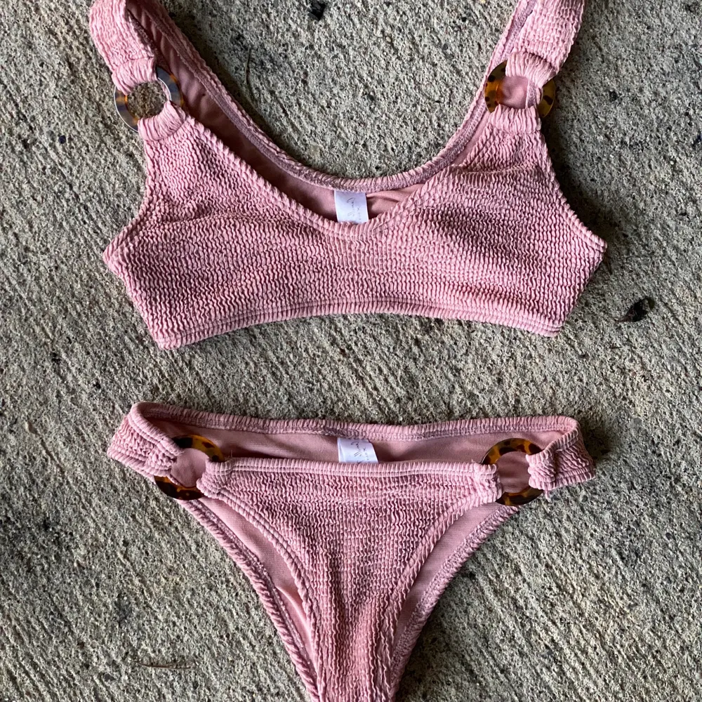 Super söt bikini i storlek XS från camille x botten NA-KD 🤎 I stort sätt aldrig använd då jag beställde fel storlek ⚡️ Bikinin är helt slutsåld på hemsidan och därav de låga priset 🌸. Övrigt.