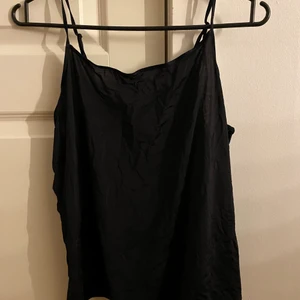 Svart glansigt linne - Fint linne med justerbara band