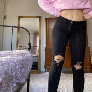 Svarta jeans med hål - Köpta i USA på American Eagle. Super sköna och stretchiga med fina hål på knäna. 