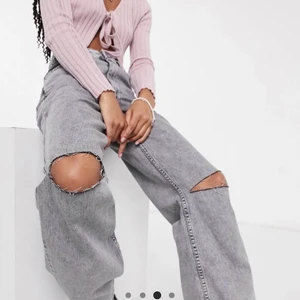 Bershka - Ett par assnygga gråa jeans från Bershka i storlek 40. De passade tyvärr inte mig och sista returdagen har passerat, byxorna bara testade och i jättebra skick💕