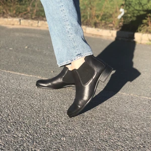 Skor  - Använda 1 gång, bra skick inga repor eller skador, original pris 1350kr, lite klack och extra sula i. 