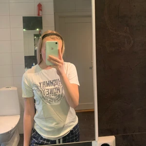 Två t-shirts från Gina Tricot🤍 - Två snygga vita t-shirts från Gina Tricot🤍 En för 30kr båda för 50kr