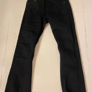 Säljer mina svarta lågmidjade jeans som är i väldigt bra skick, inga slitningar eller liknande🖤 Måtten finns i bilderna men passar S och Xs, säljer även ett liknande par i blått💙