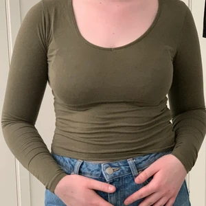 Mörkgrön topp! - Mörkgrön topp från New Yorker, använd 1 gång. Säljes pga passar inte min kroppsform. Ordinarie pris: 100kr.