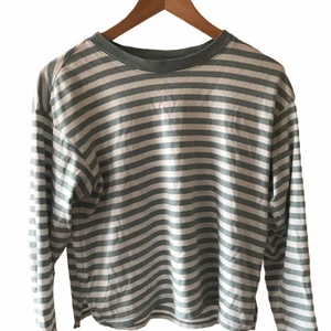 Randig långärmad - Skit cool långärmad i vit och blå. Perfekt iför våren. (Köpt på monki) kom privat för mer info eller intresse🤍