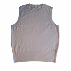 Somrig väst i en off white färg  - Tunn fin stickad väst perfekt för sommar. Köppt på Lindex för ca 1 år sedan, alldrig använd utanför huset men tvättad en gång. Västen är i storlek L men funkar utmärkt på mig som är S/M. Den har en Äggskals vit/Off white färg och består av 77% Viskos och 23% Polyester.