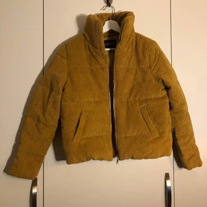 Gul jacka  - Helt oanvänd. Storlek S. Frakt tillkommer :) 