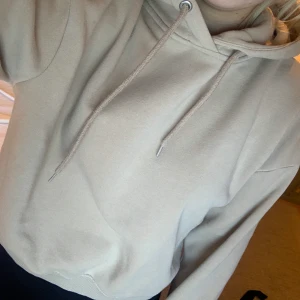 Beige hoodie (croppad) - En croppad beige hoodie från lager 157