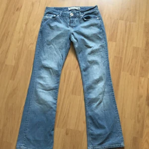lågmidjade diesel industry jeans - lågmidjade diesel industry jeans. jätte fint vintage skick. storlek w28 l32. köparen står för frakt 💚