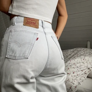 Vita Levis 512🤍 - Fint skick! Några mindre prickar men inget som syns, fler bilder skickas vid behov. Säljer då de är lite för små på mig, går till foten på mig som är 168, raka ben. Skulle säga att midjan är 24-25. Frakt ingår!💖
