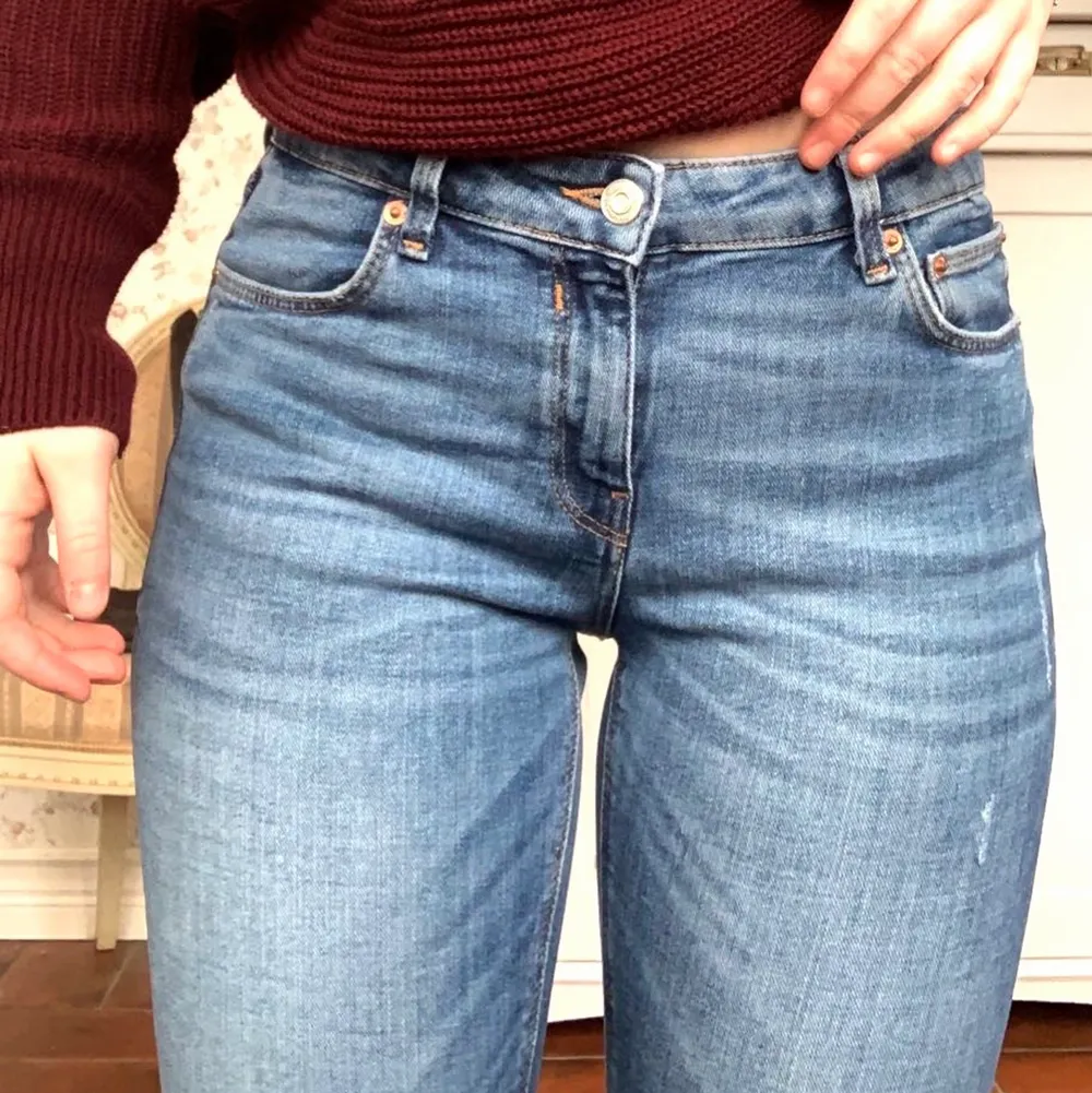 Blåa jeans med slitningar från Zara. Testade två gånger så dom är forfarande som nya :) Ordinariepris 399kr och nypris 250kr.. Jeans & Byxor.