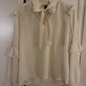 Krämvit knytblus - Knytblus från Ginatricot i storlek 40. Nyskick