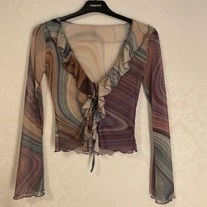 Blus  - Superfin blus med volang som knyts framtill, väldigt stretchig och bekväm att ha på sig, lite sheer liknande tyg så det är ganska genomskinligt, men pga mönstret och färgerna syns det inte så tydligt igenom. Aldrig använd, endast testad🌻