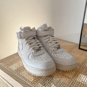 Nike air force I - Säljer dessa knappt använda Nike då jag köpte fel storlek 🥲 modellen är Nike air force I mid, strl 36,5 🌸 nypriset va 1300kr på Zalando 📦 Gratis frakt 🌸