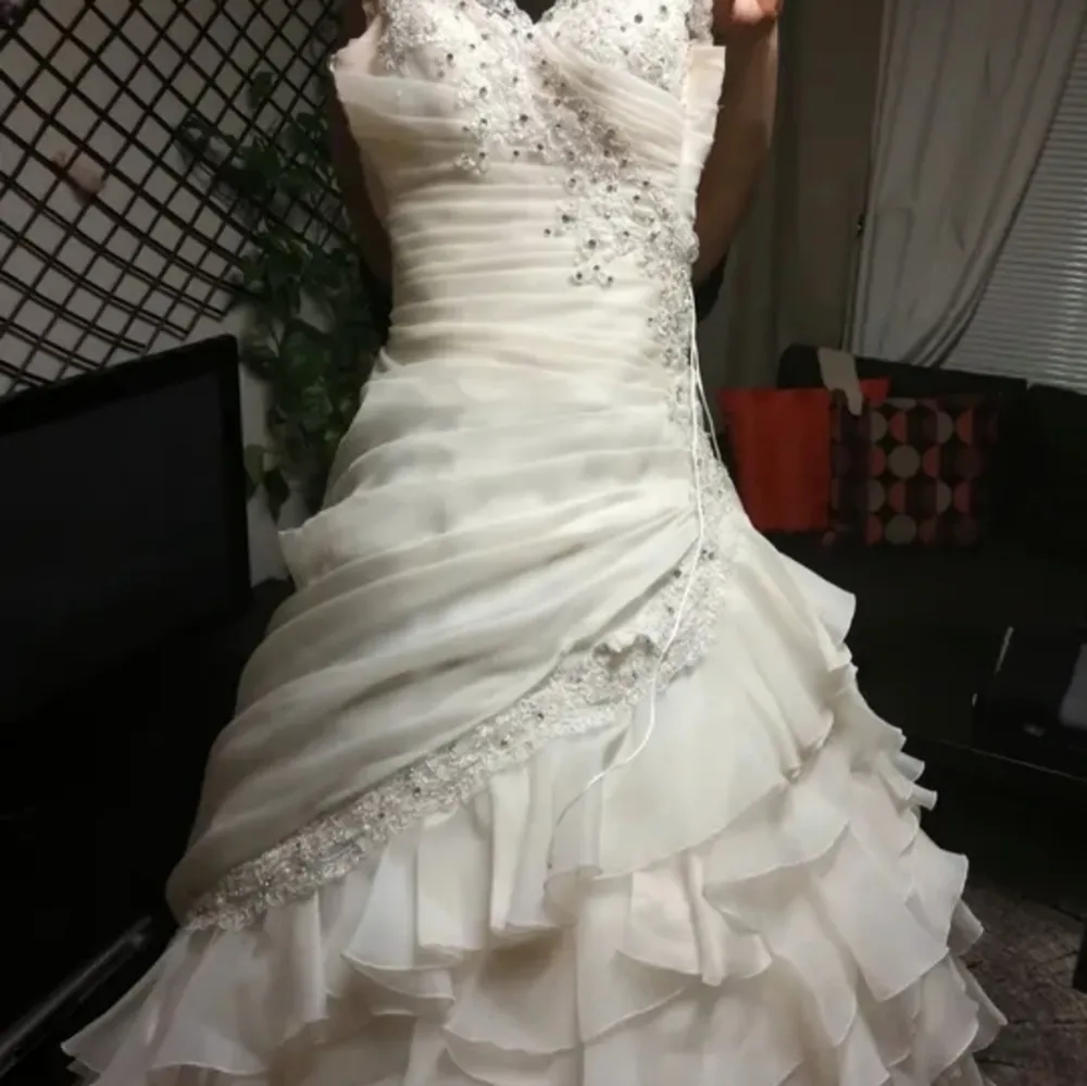 En fin bröllop klänning som bra skick. Storlek kan passa från 34 till 40 . Klänningar.