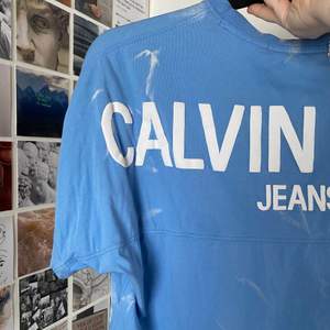 Färglad tie-dye t-shirt från Calvin Klein Jeans. Säljer pga att den alldrig kommit till användning.(köptes för 599)😊