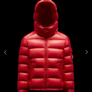 Moncler jacka  - En moncler jacka i den populära modellen maya! Äkthetsbevis, taggar och jackfodrall finns kvar. Den är använd fåtal gånger❣️ skriv för egna bilder eller om du har några andra funderingar❣️
