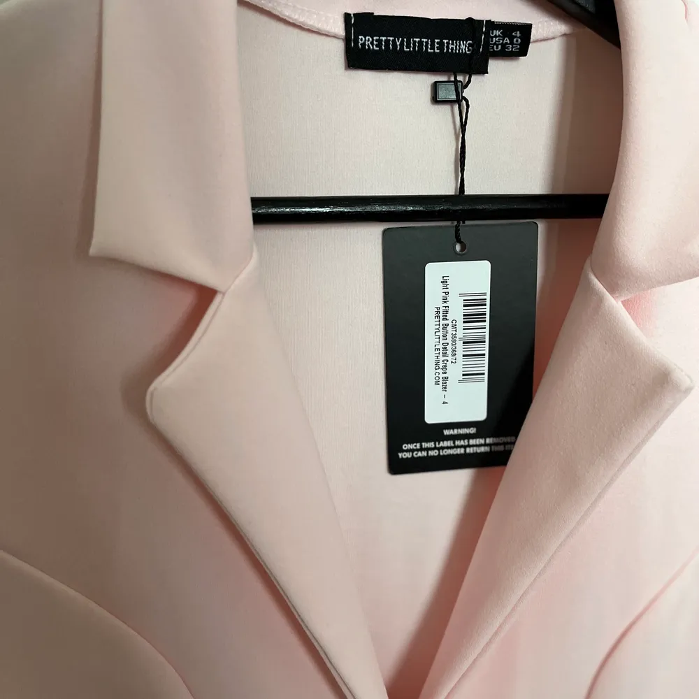 Helt by kavaj från prettylittlething, prislappen sitter kvar. Den är en jättefin rosa färg, perfekt till vår/sommar. Passar säkert som klänning om man är lite kortare än mig (170cm). Superfin och endast testad! Storlek XS. Paidat.