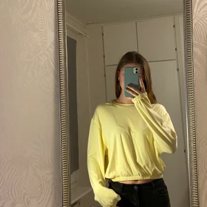 Gul sweatshirt  - Knappt använd! Den är stretchig och är stor i storlek men passar fortfarande mig som bär storlek S