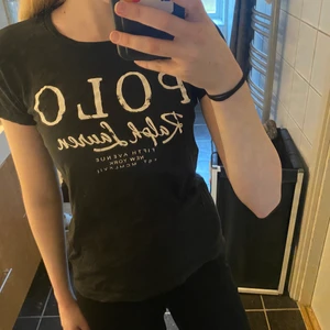 Ralph lauren tshirt - Svart ralph lauren tshirt köpt i USA, står ingen storlek men skulle säga xs eller s