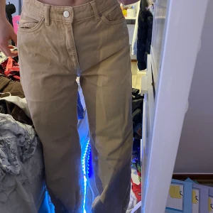Monki Jeans - Bechfärgade byxor från Monki Stl 27 (36) använd fåtal gånger, köpt för 400kr