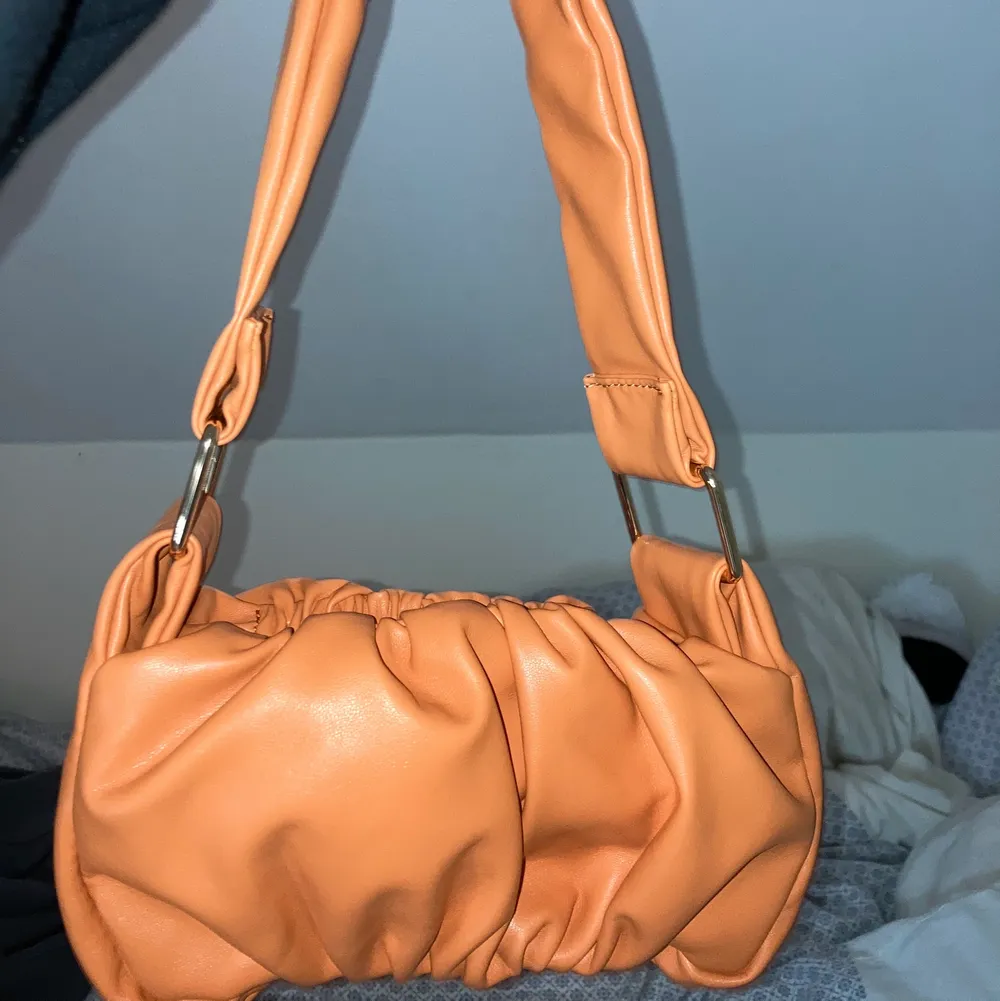 Orange väska från ASOS. Köpt för 300kr och aldrig använd! Jättefin men inte något för mig 🧡har inbyggd korthållare även. Säljer för 100kr + frakt 66kr ❤️. Väskor.