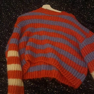 Tröja från zara  - Säljer denna stickade tröja från zara, aldrig använd. Den är lång i armarna.