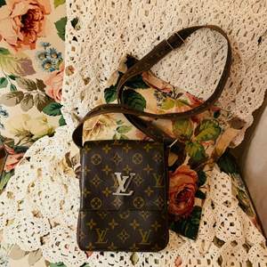 Superfin Louis Vuitton väska ej äkta. Säljs i befintligt skick. Se bilder. Loggan är lite sliten. Men inget man tänker på. Så fin! 