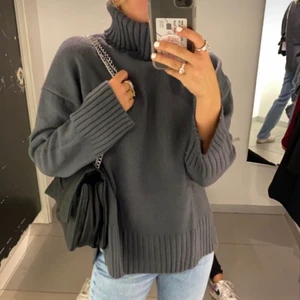 Tröja - Säjer en grå tröja med snygga detaljer. Knappt använd. Köparen står för frakten.