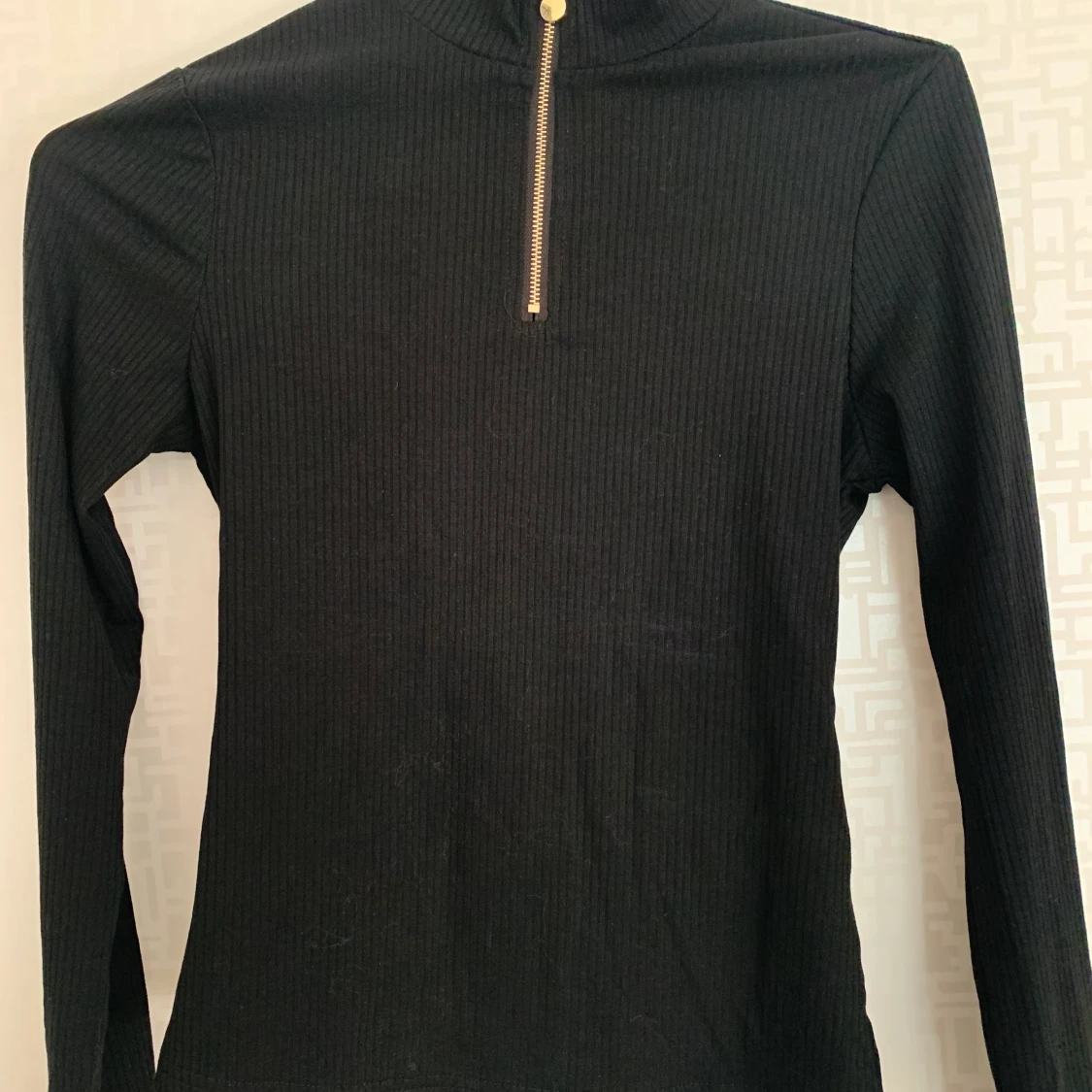 Svart teöja med dragkedja