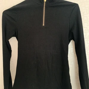 Svart teöja med dragkedja - Fin skick. Använd 2gng