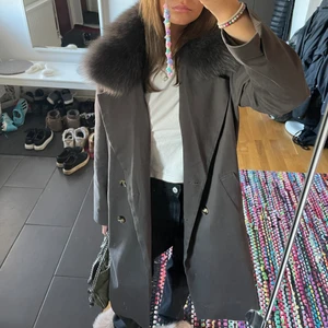 Grå meotine kappa - Säljer min gråa Meotine kappa som är inköpt i höstas. Pälsen är avtagbar & kappan är i bra skick! Den har slits i ärmarna samt en slit på baksidan. Perfekt nu till våren då den är ganska tunn☺️