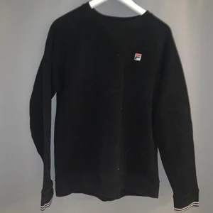 fila svart sweatshirt med liten logga - bra skick, använt den en del men fortfarande i bra skick. inga fläckar eller något sånt.