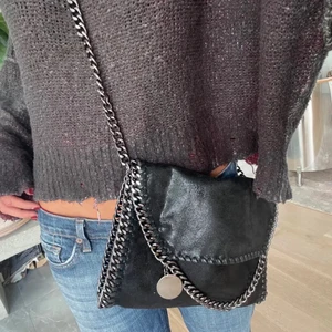Stella McCartney liknande väska - Säljer denna jättefina Stella McCartney liknande väskan, aldrig använd! Lånade bilder💞💞 buda eller köp direkt för 390❤️