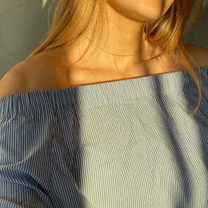 Randig Axeltröja  - Söt off shoulder tröja från Zara. Helt oanvänd perfekt till sommar, superskönt material. Storleken är M men passar S! 💙🤍